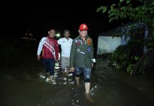 Datangi Korban Banjir, Dirut PDAM Makassar Bagikan Sembako dan Sampaikan Salam Dari Wali Kota Danny