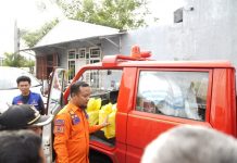 Pagi-Pagi, Gubernur Andi Sudirman Tinjau dan Bawa Bantuan untuk Korban Banjir di Biringkanaya