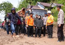 Tinjau Titik Longsor di Gowa, Mensos Sarankan Pemprov Tanam Pohon Bambu