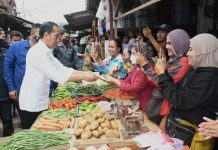 Kunjungi Pasar Pujasera Subang, Jokowi Bagikan Bantuan Modal dan BLT ke Pedagang