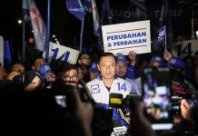 Jalan Kaki Ke KPU, AHY Disambut Tarian Jalanan