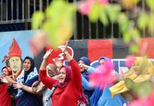 Sambil Dokumentasikan Longwis, Dinas Kominfo Makassar Main Games Bareng Ibu-Ibu
