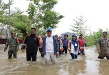 Wali Kota Danny Turun Langsung Evakuasi Korban Banjir di Antang