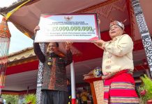 Gubernur Andi Sudirman Serahkan Bantuan Keuangan Rp27 M ke Toraja