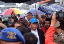 Diguyur Hujan Deras, Wali Kota Danny Kunjungi Pasar Sentral Pasca Kebakaran