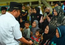 Gubernur Andi Sudirman Beri Santunan Korban Longsor Maros