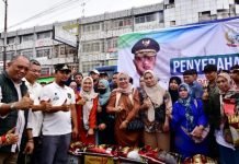Kunjungi Korban Kebakaran Pasar Sentral, Gubernur Andalan Beri Bantuan Logistik Para Pemilik Lapak