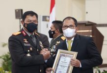 Peringatan Hari Bhayangkara 76, Kapolda Sulsel Beri Wali Kota Danny Penghargaan