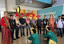 Rombongan Musisi Untuk Konser ‘Semua Jadi Satu’ ‘Disambut ‘Tari Padduppa’ di Bandara Sultan Hasanuddin