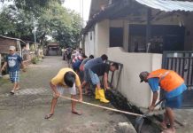 Camat Alamsyah Kerahkan Satgas Drainase Keruk Got di Tallo