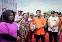 Terdampak Relokasi Pantai Merpati di Bulukumba, Gubernur Andalan Salurkan Bantuan Kepada Warga