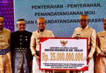Gubernur Andalan Serahkan Bantuan Keuangan Rp25 M ke Takalar