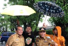 Aksi Tanggap Camat Tallo Bantu Warga Menyingkirkan Batang Pohon Hanyut Terbawa Banjir