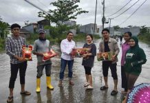 Yayasan Bentukan Ketua DPRD Rudianto Lallo Bantu Korban Banjir di Makassar