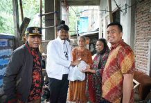 Camat Alamsyah Dampingi dr. Udin Malik Bagikan Bantuan untuk Masyarakat Terdampak Banjir
