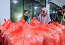 Peduli Pengungsi Banjir Tamalate, Diskominfo Makassar Bagikan 260 Paket Makanan