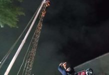 Gerak Cepat Personel Damkar Ganti Tali Bendera di Kantor DPRD Makassar