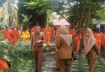Camat Alamsyah Didampingi Lurah Irma Kawal Pembersihan Taman Ade Irma Nasution