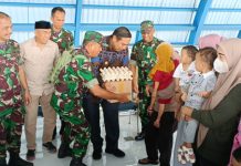 Usai Disoroti KNPI Maros, Pengelolah Kereta Api Sulsel Bagikan 60 Bingkisan Sembako Kepada Warga