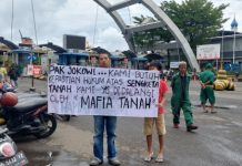 Warga Difabel Tuna Netra Bentangkan Spanduk Menanti Jokowi Lewat