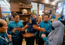 Gubernur Andalan Dampingi Tinjau Produk Kerajinan, Menparekraf : Produk Sulsel Luar Biasa