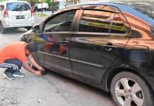 Jalan Pagi, Gubernur Andalan Bantu Ibu Perbaiki Ban Mobil Bocor