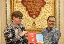 Terima Buku Emmannuel Lemaire, Danny Pomanto: Sejarah Makassar dengan Prancis Sangat Dekat