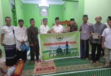 Legislator Makassar Kasrudi Bagi Al-Quran ke Sejumlah Masjid di Manggala