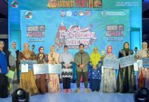 Ketua TP PKK Kota Makassar Serahkan Penghargaan Pemenang Fashion Show Festival UMKM Lorong Wisata