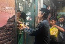 Ketua DPRD Rudianto Lallo Keliling Rumah Warga di Tidung Bagikan Makanan untuk Sahur