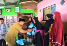Silaturahmi di Longwis, Diskominfo Makassar Salurkan Bantuan Paket Sembako ke Warga