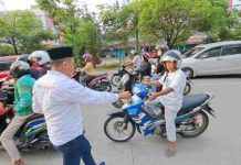 Ketua Yayasan Anak Rakyat Indonesia, Sukarno Lallo Turun Langsung Berbagi Takjil
