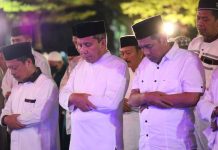 Danny-Fatma Salat Subuh Berjamaah Bersama Ribuan Masyarakat di Pekan Kedua Ramadan 1444 Hijriah