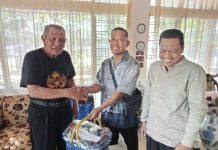 Beri Bingkisan Lebaran, IKA Smansa Maros Kunjungi Guru-Guru Purna Bakti