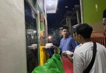 Ketua DPRD Rudianto Lallo Gerebek Sahur Masyarakat, Bagikan Makanan di Lorong-lorong Sempit