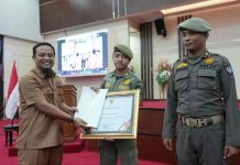Andi Sudirman Sulaiman Beri Penghargaan 3 Personel Satpol PP, Ini Alasannya