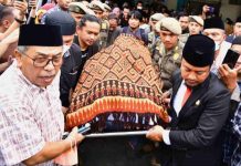 Andi Sudirman Sulaiman Berdukacita, Ikut Angkat Jenazah Syukur Bijak