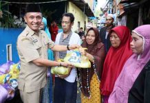 Dinas Kominfo Makassar Bagi-bagi Paket Cinta di Dua Kelurahan