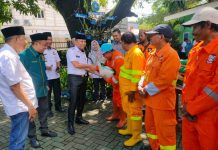 216 Petugas Lingkup Kecamatan Tallo Dapat Paket Sembako Baznas Makassar, Camat Alamsyah Bilang Begini