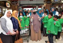 Naoemi Octarina Bagi-bagi Kado Lebaran untuk Anak Yatim dan Kaum Dhuafa