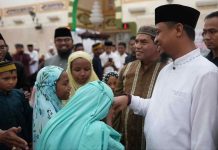 Selesai Salat Berjamaah di Takalar, Gubernur Sulsel Andi Sudirman Diserbu Anak-Anak