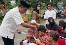 Rudianto Lallo dan Tomas Bangkala Reza Pahlevi Kompak Bagi-bagi Bantuan ke Anak Yatim Piatu
