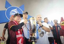 Taufan Pawe Angkat Piala Juara Liga 1, Ikut Konvoi Kemenagan PSM Makassar