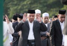 Danny Pomanto Bersama Ribuan Warga Makassar Salat Ied 1444 Hijriah di Lapangan Karebosi