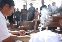 Prosesi Pemotongan Lunas Kapal, Danny Pomanto Cek Progres Pinisi di CPI