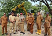 Kadis PU Makassar Zuhaelsi Zubir Terjun Pengerukan Saluran Adyaksa, Sasaran Eceng Gondok dan Gulma