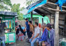 Andi Sudirman Makan Bakso Pinggir Jalan, Warga Takalar Kaget: Baru Kali ini Ada Gubernur Singgah