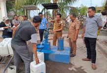 Camat Tallo Alamsyah Sahabuddin Tes Operasikan Pompa Tangan, Ini Sasarannya