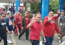 Semarak Jalan Santai IKA Unhas Maros, Danny – Chaidir Tampak Mesra Bagikan Paket Umrah