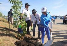 Fatmawati Rusdi Bersama 36 Negara Delegasi MNEK Hijaukan Makassar, Begini Caranya